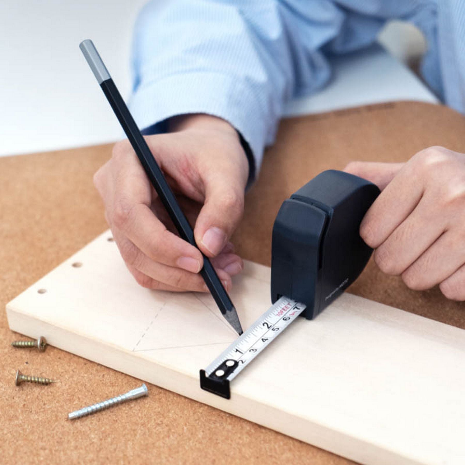 Selbstverriegelndes Maßband