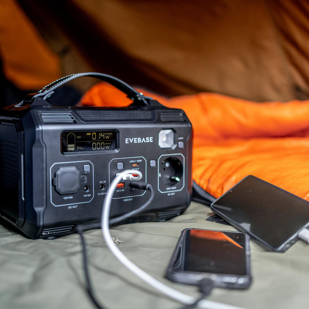 Recharging mobile devices with the EveBase Move 300 portable power station.